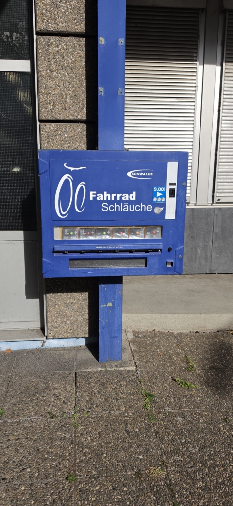Schwalbe-Schlauchautomat bei Radwerk Karlsruhe am Ostring 4